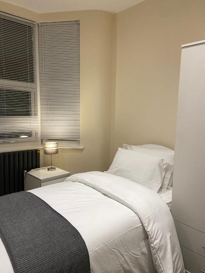 Couette-café Beautiful Only Few Steps Away From Bruce Grove Tottenham Stadium *